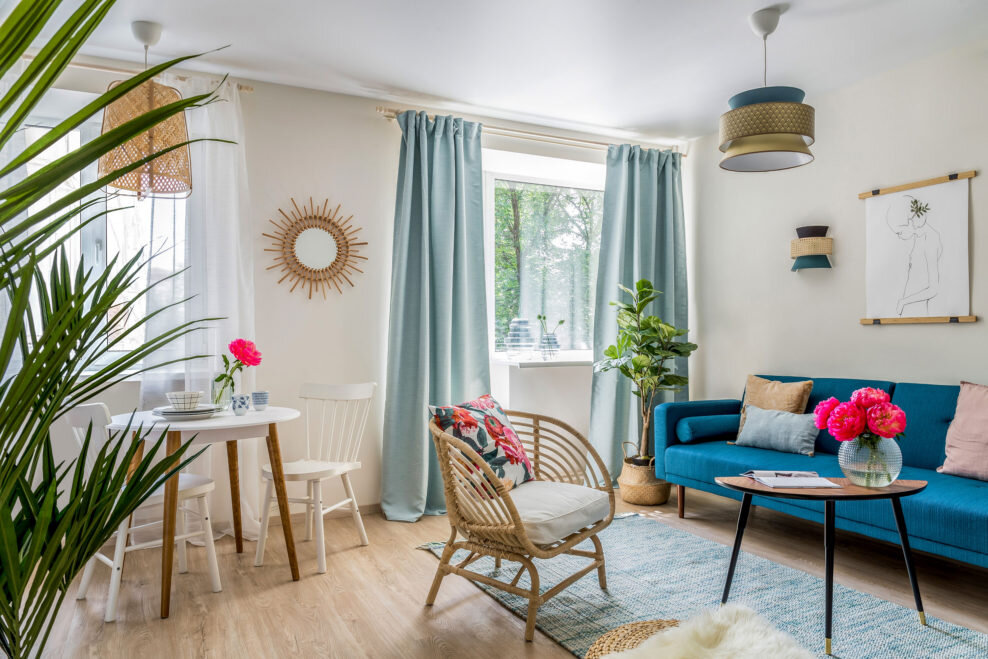 Чтобы открыть вид из прихожей на жилую зону, угол спальни не­много подрезали, сократив длину коридора (см. план).