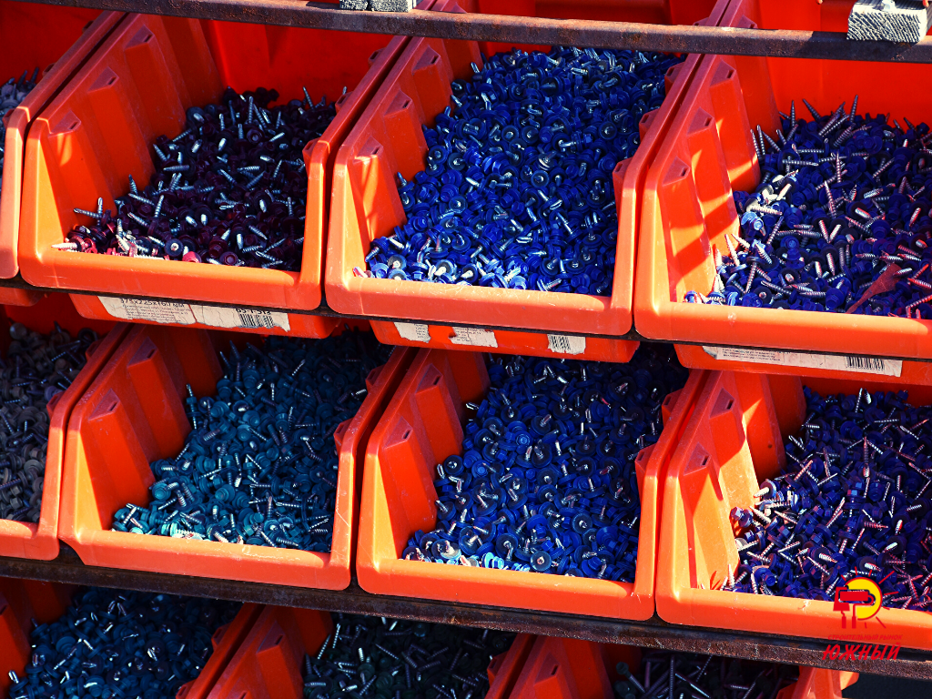 Аксессуары для металлической кровли, строительный рынок "Южный"(улица). 1-я Путевая улица, 100, Омск.  