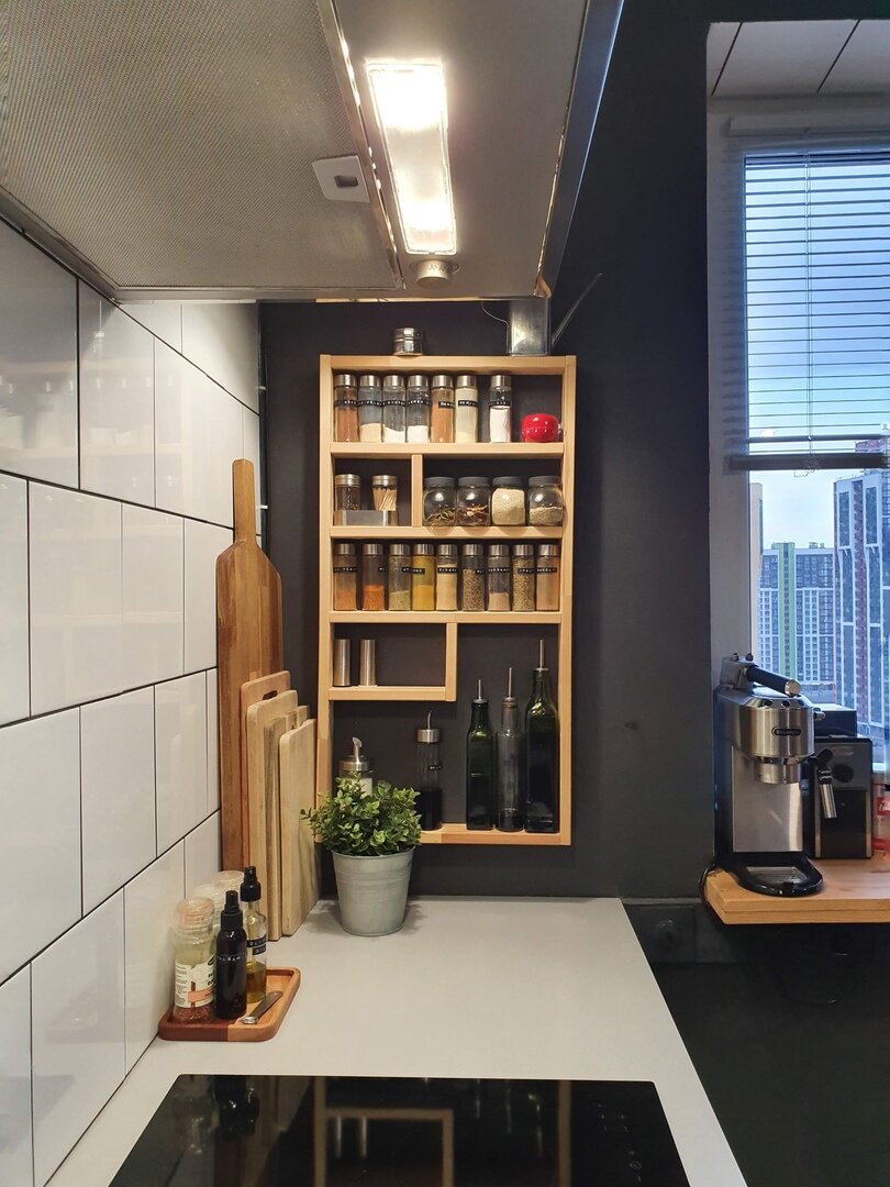 Главное преимущество полки, не загромождает рабочую поверхность, спасение для маленьких кухонь 