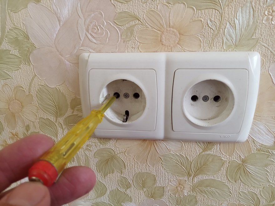 греется вилка водонагревателя причины. греется вилка в розетке. розетка плавится. почему греется розетка. почему греется розетка.