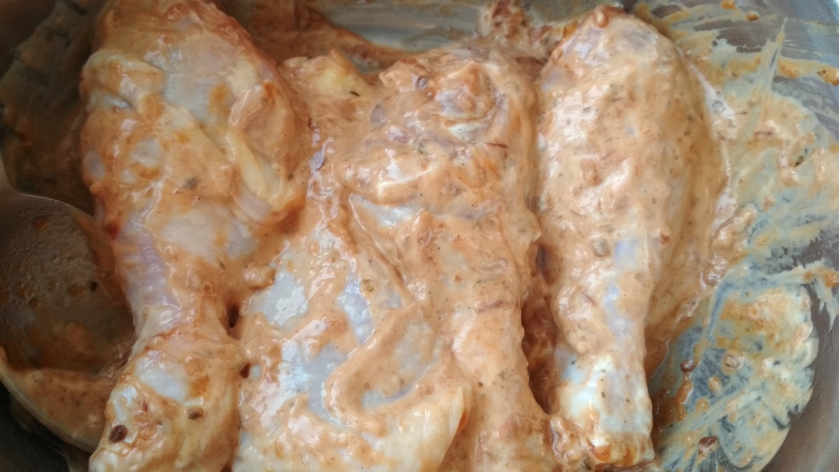 Обмазываем куриные ножки