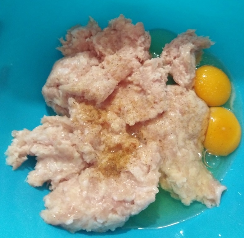 Можно даже и не добавлять хлеб, но мне со школы нравятся "хлебные" котлеты