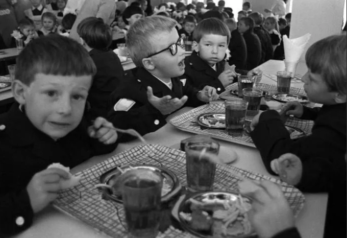 столовая... у нас не было подносов. приходили - все уже было накрыто, а уносили мы тарелки в руках