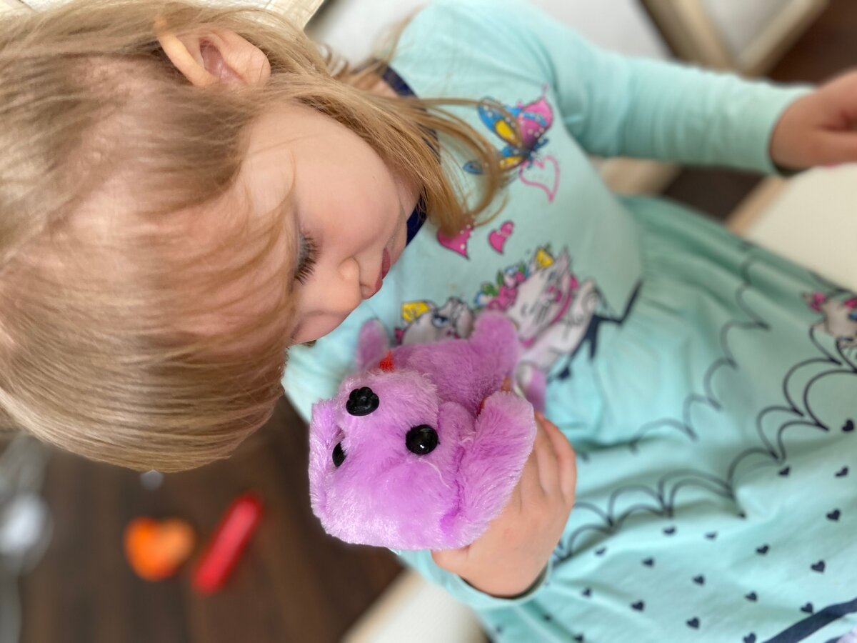 Размер собачки - легко ложится в руку ребенку :)