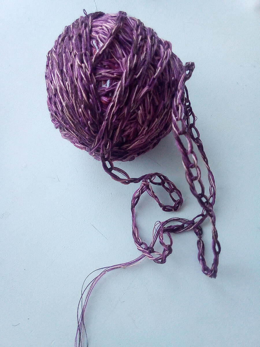 Красной пряжи у меня не было. Вот, такую сделала из ниток. 