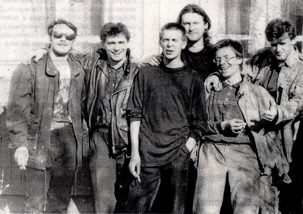 IZBA-RECORDS 1995 запись альбомов Чёрного Лукича “Ледяные Каблуки”, Манагера и Родины “Быть живым” и Чернозёма “Подарок для самого слабого”
На этой фотографии: Игорь Жевтун, Дмитрий Колоколов, Вадим “Чёрный Лукич” Кузьмин , Евгений “Джексон” Кокорин, Аркадий Кузнецов, Олег “Манагер” Судаков