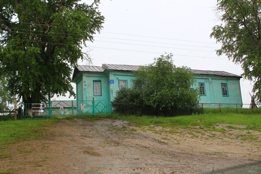 

Тюльгаш — малая река, один из притоков Уфы. Течёт по малонаселённой лесостепной местности в восточном направлении, в верхнем и среднем течении — по территории Нижнесергинского района Свердловской области, в низовьях — по территории Нязепетровского района Челябинской области.

Другие названия: Кусейка (после слияния с Ольховкой и Брызгой).
Происхождение названия: слово «тюльгаш» имеет тюркские корни. В переводе с татарского, «тәлгәш» означает «кисть» или «гроздь». По одной версии, происхождение топонима связано с произрастанием на берегах реки большого количества ягодных деревьев, имеющих соплодия в виде кисти (калина, рябина и т. д.). Однако, если взглянуть на карту — можно заметить, что все основные притоки Тюльгаша впадают в него на весьма ограниченном участке протяжённостью не более трёх километров, и сверху эта речная система очень напоминает кисть (или куст). Скорее всего, подобное необычное расположение притоков и стало причиной возникновения топонима. Второе название реки — Кусейка — это только подтверждает. Данное слово, судя по всему — является русским производным от мансийского «кус», что и означает «куст».
Морфометрия
Длина: 20 км.
Гидрология
Водная система: Уфа → Белая → Кама → Волга → Каспийское море.
Притоки: Ольховка, Брызга, Сказ.
Водохранилища: Тюльгашский пруд.
Дно: каменистое, местами глинистое.
География
Исток: северо-восточный склон горы Берёзовой.
Устье: река Уфа — левый берег в 688 км от её устья.
Прибрежный ландшафт: река течёт среди небольших, но крутых возвышенностей — в узкой долине, частично заросшей смешанным и берёзовым лесом, частично представляющей открытую местность антропогенного происхождения (леса были вырублены в середине прошлого века). В некоторых местах по берегам есть ключи, старицы и заболоченные участки. Большая часть русла скрыта в плотных, труднопроходимых ольховых зарослях.
Населённые пункты на берегах: Тюльгаш
Территориальное расположение
СТРАНА: РОССИЯ.
Регион: Свердловская область.
Район: Нижнесергинский.
Регион: Челябинская область.
Район: Нязепетровский.
Рыбалка на реке Тюльгаш
Виды рыб:
гольян-красавка
гольян-красавка
пескарь
пескарь
плотва
плотва
хариус
хариус
Места рыбалки
Условно реку можно разделить на 3 участка:

Верховья — от истока и (примерно) до моста автодороги Тюльгаш — Берёзовка. Наиболее мелководный участок реки. Летом сильно мелеет, в засушливые годы может пересыхать. Из рыб здесь водится только гольян, и тот довольно редок. По слухам — в прошлом на данном участке ловили хариуса, однако сейчас его там нет (несколько наших попыток найти его в тех местах не увенчались успехом, см. подраздел «Особенности ловли»). Возможно, хариуса выбили браконьеры, также он мог исчезнуть в результате засух, чему поспособствовало и возведение плотины Тюльгашского пруда ниже по течению, которая перегородила путь рыбе, поднимающейся из Уфы.
Среднее течение — ниже моста автодороги Тюльгаш — Берёзовка, и до впадения реки в Тюльгашский пруд. Данный участок расположен на территории посёлка Тюльгаш. Большая часть его также мелководна и малоинтересна в плане рыбалки. Тем не менее — ближе к верховьям пруда уровень реки поднимается и течение замедляется. Здесь может попадаться рыба из данного водоёма.
Низовья — от слива Тюльгашского пруда до устья. Наиболее интересный в плане рыбалки участок реки. Полноводен и имеет прямое сообщение с Уфой.
Особенности ловли
Комментарий редакции: пытались ловить хариуса в верховьях несколько раз — безрезультатно. Местные рыбачат на сливе Тюльгашского пруда и в нижнем течении реки, по их словам — наиболее успешная рыбалка бывает здесь по весне, когда рыба поднимается вверх по течению.

Как проехать (добраться)
На текущий момент имеется информация об одном подъезде (подходе) к реке.

Мост в посёлке Тюльгаш
Координаты: 56°15′35″ с. ш., 59°04′38″ в. д.
Расстояние от Екатеринбурга: 160 км.
Вариант заброски: любой автомобиль.
Как проехать: по Пермскому тракту следует ехать в западном направлении — мимо Ревды и Первомайского. Далее через несколько километров будет развязка со свороткой на Нижние Серги (направо). Следует повернуть на неё и ехать по главному направлению примерно 60 км — мимо Атига, Нижних Серёг и Михайловска. Сразу после Михайловска будет мост через Уфу, после него — примерно через полтора километра — развилка со свороткой на Акбаш (налево). Поворачиваем на неё и едем по главному направлению, никуда не сворачивая — мимо посёлков Акбаш и Красноармеец — до Тюльгаша, где в центре посёлка будет мост через реку.
Фотографии
река Тюльгаш
Фото 2. Окрестности реки Тюльгаш.

река Тюльгаш
Фото 3. Река Тюльгаш зимой близ одноимённого посёлка.

Версия статьи от 25.01.2019
₽

Проектная декларация на рекламируемом сайте
Квартиры в Крыму у моря. ЮБК
crimea-residence.ru
 

Проектная декларация на рекламируемом сайте
Продажа квартир в Ялте у моря
riviera-development.ru
 

Проектная декларация на рекламируемом сайте
Апартаменты в Севастополе
интерстрой.рф
 

Проектная декларация на рекламируемом сайте
Коттеджи от 14 000 000 ₽ в Ялте!
morskiekamni.com
 
Если статья оказалась полезной, Вы можете её
оценить:
ЕрундаПлохоПосредственноХорошоОтлично (6 оценок, среднее: 5,00 из 5)
илирекомендовать друзьям в соцсетях:
Метка: Уфакомментариев 12
Предыдущая запись:
← Иволга Следующая запись:
Чекалда →
₽

Проектная декларация на рекламируемом сайте
Квартиры в Анапе От 900.000 ₽!
vistakvartira.ru
 

Проектная декларация на рекламируемом сайте
Апартаменты Аю-Даг в Партените
ayudag.crimeaestate.com
 

Земля в Косулино всего от 385 т.р.
vkosulino.ru
 

Апартаменты в Крыму с видом на море
акваделюкс.рф
 
Прочие записи из рубрики:

ИВОЛГА
ЦЫВИХА
БОЛЬШАЯ РАСКОВАЛИХА
ТРЁКА
ДАРЬЯ
САРГАЯ
БАРДЫМ
КАМЕНКА
Данную статью прокомментировали 12 раз. Прежде чем оставить свой комментарий - ознакомьтесь с «Правилами обсуждения статей».
 

ВОВАН:
05.12.2015 в 23:57
А куда хариус делся? Рыбоедов всего выловил?

Ответить
Dr. Riboedoff:
06.12.2015 в 00:48
Не советую вотЪ такЪ вот сразу вылазить и вотЪ так вот сразу шутить. Ибо сие чревато сами знаете чемЪ.

Ответить
BOBAH:
06.12.2015 в 18:28
Оно чревато вам кругленькой суммой штрафов?

Ответить
Dr. Riboedoff:
06.12.2015 в 22:31
Извините, голубчикЪ! Но я буду вынужденЪ ВАсЪ пристрелить!

Ответить
BOBAH:
07.12.2015 в 22:30
Ну стреляйте, командир!

Ответить
Dr. Riboedoff:
09.12.2015 в 00:21
Жалко пулю на ВАсЪ тратить. Прибегну-ка я лучше к ТОПОРУЪ!

Ответить
Сизый:
07.12.2015 в 12:03
250 рублей за рыбку штраф нынче за хариуса.

Ответить
BOBAH:
07.12.2015 в 22:29
А ты тут типа такой внатуре юрист?

Ответить
Сизый:
13.12.2015 в 03:07
Нет не юрист. Из санитаров я. С Рыбоедовым вместе в психушке пашем.

Ответить
Dr. Riboedoff:
13.12.2015 в 13:27
ВотЪ какЪ? Для меня сие — новость! Залогиньтесь, уВАжаемый!

Ответить
BOBAH:
28.12.2015 в 09:09
А может не пашете а содержитесь?

Ответить
Dr. Riboedoff:
29.12.2015 в 06:47
А можетЪ ТОПОРОМЪ по бакланьей калганке?

Ответить
Добавить комментарий

Ваш адрес email не будет опубликован. Обязательные поля помечены *

Комментарий

Имя *

Email *

Сайт

НАША СТРАНИЧКА «ВКОНТАКТЕ»

НАШ TELEGRAM-КАНАЛ
@urochishe_ru
...
СВЕЖИЕ ЗАПИСИ
Ловля хариуса: на реках и озёрах 14.03.2020
О причинах недоступности сайта 13.03.2020
Профилактические работы 07.12.2019
Ловля со льда: о поиске зимней рыбы и её ужении 19.11.2019
Зимняя рыбалка: основы 19.11.2019
Ловля карася зимой: на прудах и озёрах 17.10.2019
Какие грибы растут осенью: обычные, поздние и экстремалы 27.09.2019
НЕДАВНИЕ КОММЕНТАРИИ
Влад (Куйбышевское водохранилище): Спасибо за ответ)
Dr. Riboedoff (Куйбышевское водохранилище): Полагаю — здесь всё зависит от уровней и там и там. Ежели они...
Влад (Куйбышевское водохранилище): Можно уточнить? Между Октябрьским и Займище (Татарстан) есть некий водоём. Это...
Dr. Riboedoff (Какие грибы, где растут и когда: от сморчка до зеленушки): Выразиться лаконичнее? Пожалуйста: 1. Не...
Клёст Сосновик (Какие грибы, где растут и когда: от сморчка до зеленушки): Док, надо доработать статью. Туфта...
Dr. Riboedoff (Какие грибы, где растут и когда: от сморчка до зеленушки): Уж лучше напялить на себя ярлык профана, и...
Мила (Какие грибы, где растут и когда: от сморчка до зеленушки): Дочитала до того места , где советуют в обязательном...

НОВОСТИ ФОРУМА
Видео с высоты птичьего полета, для поддержки urochishe.ru 
Сухие Водопады на берегу реки АЙ https://www.youtube.com/watch?v=xDVmlmHEDHM&feature=youtu.be ...
by UWRTEY at 01:25 2019-11-27
Грибная фотоохота 
Это я по берегу Таватуя так погулял. Хорошие там грибные места. Только немного опоздал, грибы почти все старые были...:) ...
by Mask2015 at 11:20 2019-09-28
Растение Якорцы-Стелящиеся 
Довольно популярное растение в медицине. https:
Сегодня в первый раз в этом году столкнулся в лесу со змеей. Серая с темной полосой на спине. Скорее всего была гадюка. Размер не очень, ...
by Mask2015 at 18:53 2019-09-14
Светофильтры 
попробую. примеры выложу тут. ...
by UWRTEY at 07:41 2019-08-28
Озеро Черновское 
http://ixbt.photo/photo/1032090/57017rIDXzf7XvM/1304395w.jpg ...
by Mask2015 at 18:19 2019-08-20
МЕТКИ
Бардым Бисерть Большой Атиг Волчихинское водохранилище Сылва Сылвинский пруд Уфа Чусовая Шишим археология безнасадка весна голавль дауншифтинг донка еда елец жерех интерфейс карась комфорт линь лодка мормышка мутная вода налим насадка обабок окрестности Екатеринбурга окрестности Первоуральска окрестности Ревды окунь плотва погода подуст половодье поплавок речная ловля ротан рыболовные узлы социальные сети форум хариус щука экология
КОНТАКТЫ И ПОДПИСКА
e-mail: dr.riboedoff@gmail.com
Подписаться на RSS-лентуПодписаться на новости в ВконтактеПодписаться на новости в TelegramПодписаться на новости в TwitterПодписаться на новости в Facebook
АВТОРСКИЙ СОСТАВ
arhey	135
Dr. Riboedoff	306
Клёст Сосновик	8
RiverWalker	155
Sampo5	1
Ёж	2

Всего опубликовано: 607
Об авторах - подробнее.
СТАТИСТИКА
Индекс цитирования
© 2003-2020 Лабораторія доктора Рыбоѣдова • Использование материалов сайта urochishe.ru без согласия авторов запрещено!
УРОЧИЩЕНайти: signup signinПеречень разделов и рубрик Skip to contentурочище.ru → Водные объекты → Водотоки → Реки → ТюльгашРЕКА ТЮЛЬГАШАвтор: Dr. RiboedoffРубрика: Реки 04.12.2015 1143река ТюльгашТюльгаш — малая река, один из притоков Уфы. Течёт по малонаселённой лесостепной местности в восточном направлении, в верхнем и среднем течении — по территории Нижнесергинского района Свердловской области, в низовьях — по территории Нязепетровского района Челябинской области.СОДЕРЖАНИЕ:[СПРЯТАТЬ]ТОПОНИМИКАМОРФОМЕТРИЯГИДРОЛОГИЯГЕОГРАФИЯТерриториальное расположениеРЫБАЛКА НА РЕКЕ ТЮЛЬГАШМеста рыбалкиОсобенности ловлиКАК ПРОЕХАТЬ (ДОБРАТЬСЯ)Мост в посёлке ТюльгашФОТОГРАФИИТопонимикаДругие названия: Кусейка (после слияния с Ольховкой и Брызгой).Происхождение названия: слово «тюльгаш» имеет тюркские корни. В переводе с татарского, «тәлгәш» означает «кисть» или «гроздь». По одной версии, происхождение топонима связано с произрастанием на берегах реки большого количества ягодных деревьев, имеющих соплодия в виде кисти (калина, рябина и т. д.). Однако, если взглянуть на карту — можно заметить, что все основные притоки Тюльгаша впадают в него на весьма ограниченном участке протяжённостью не более трёх километров, и сверху эта речная система очень напоминает кисть (или куст). Скорее всего, подобное необычное расположение притоков и стало причиной возникновения топонима. Второе название реки — Кусейка — это только подтверждает. Данное слово, судя по всему — является русским производным от мансийского «кус», что и означает «куст».МорфометрияДлина: 20 км.ГидрологияВодная система: Уфа → Белая → Кама → Волга → Каспийское море.Притоки: Ольховка, Брызга, Сказ.Водохранилища: Тюльгашский пруд.Дно: каменистое, местами глинистое.ГеографияИсток: северо-восточный склон горы Берёзовой.Устье: река Уфа — левый берег в 688 км от её устья.Прибрежный ландшафт: река течёт среди небольших, но крутых возвышенностей — в узкой долине, частично заросшей смешанным и берёзовым лесом, частично представляющей открытую местность антропогенного происхождения (леса были вырублены в середине прошлого века). В некоторых местах по берегам есть ключи, старицы и заболоченные участки. Большая часть русла скрыта в плотных, труднопроходимых ольховых зарослях.Населённые пункты на берегах: ТюльгашТерриториальное расположениеСТРАНА: РОССИЯ.Регион: Свердловская область.Район: Нижнесергинский.Регион: Челябинская область.Район: Нязепетровский.Рыбалка на реке ТюльгашВиды рыб:гольян-красавкагольян-красавкапескарьпескарьплотваплотвахариусхариусМеста рыбалкиУсловно реку можно разделить на 3 участка:Верховья — от истока и (примерно) до моста автодороги Тюльгаш — Берёзовка. Наиболее мелководный участок реки. Летом сильно мелеет, в засушливые годы может пересыхать. Из рыб здесь водится только гольян, и тот довольно редок. По слухам — в прошлом на данном участке ловили хариуса, однако сейчас его там нет (несколько наших попыток найти его в тех местах не увенчались успехом, см. подраздел «Особенности ловли»). Возможно, хариуса выбили браконьеры, также он мог исчезнуть в результате засух, чему поспособствовало и возведение плотины Тюльгашского пруда ниже по течению, которая перегородила путь рыбе, поднимающейся из Уфы.Среднее течение — ниже моста автодороги Тюльгаш — Берёзовка, и до впадения реки в Тюльгашский пруд. Данный участок расположен на территории посёлка Тюльгаш. Большая часть его также мелководна и малоинтересна в плане рыбалки. Тем не менее — ближе к верховьям пруда уровень реки поднимается и течение замедляется. Здесь может попадаться рыба из данного водоёма.Низовья — от слива Тюльгашского пруда до устья. Наиболее интересный в плане рыбалки участок реки. Полноводен и имеет прямое сообщение с Уфой.Особенности ловлиКомментарий редакции: пытались ловить хариуса в верховьях несколько раз — безрезультатно. Местные рыбачат на сливе Тюльгашского пруда и в нижнем течении реки, по их словам — наиболее успешная рыбалка бывает здесь по весне, когда рыба поднимается вверх по течению.Как проехать (добраться)На текущий момент имеется информация об одном подъезде (подходе) к реке.Мост в посёлке ТюльгашКоординаты: 56°15′35″ с. ш., 59°04′38″ в. д.Расстояние от Екатеринбурга: 160 км.Вариант заброски: любой автомобиль.Как проехать: по Пермскому тракту следует ехать в западном направлении — мимо Ревды и Первомайского. Далее через несколько километров будет развязка со свороткой на Нижние Серги (направо). Следует повернуть на неё и ехать по главному направлению примерно 60 км — мимо Атига, Нижних Серёг и Михайловска. Сразу после Михайловска будет мост через Уфу, после него — примерно через полтора километра — развилка со свороткой на Акбаш (налево). Поворачиваем на неё и едем по главному направлению, никуда не сворачивая — мимо посёлков Акбаш и Красноармеец — до Тюльгаша, где в центре посёлка будет мост через реку.Фотографиирека ТюльгашФото 2. Окрестности реки Тюльгаш.река ТюльгашФото 3. Река Тюльгаш зимой близ одноимённого посёлка.Версия статьи от 25.01.2019₽Проектная декларация на рекламируемом сайтеКвартиры в Крыму у моря. ЮБКcrimea-residence.ru Проектная декларация на рекламируемом сайтеПродажа квартир в Ялте у моряriviera-development.ru Проектная декларация на рекламируемом сайтеАпартаменты в Севастополеинтерстрой.рф Проектная декларация на рекламируемом сайтеКоттеджи от 14 000 000 ₽ в Ялте!morskiekamni.com Если статья оказалась полезной, Вы можете еёоценить:ЕрундаПлохоПосредственноХорошоОтлично (6 оценок, среднее: 5,00 из 5)илирекомендовать друзьям в соцсетях:Метка: Уфакомментариев 12Предыдущая запись:← Иволга Следующая запись:Чекалда →₽Проектная декларация на рекламируемом сайтеКвартиры в Анапе От 900.000 ₽!vistakvartira.ru Проектная декларация на рекламируемом сайтеАпартаменты Аю-Даг в Партенитеayudag.crimeaestate.com Земля в Косулино всего от 385 т.р.vkosulino.ru Апартаменты в Крыму с видом на мореакваделюкс.рф Прочие записи из рубрики:ИВОЛГАЦЫВИХАБОЛЬШАЯ РАСКОВАЛИХАТРЁКАДАРЬЯСАРГАЯБАРДЫМКАМЕНКАДанную статью прокомментировали 12 раз. Прежде чем оставить свой комментарий - ознакомьтесь с «Правилами обсуждения статей». ВОВАН:05.12.2015 в 23:57А куда хариус делся? Рыбоедов всего выловил?ОтветитьDr. Riboedoff:06.12.2015 в 00:48Не советую вотЪ такЪ вот сразу вылазить и вотЪ так вот сразу шутить. Ибо сие чревато сами знаете чемЪ.ОтветитьBOBAH:06.12.2015 в 18:28Оно чревато вам кругленькой суммой штрафов?ОтветитьDr. Riboedoff:06.12.2015 в 22:31Извините, голубчикЪ! Но я буду вынужденЪ ВАсЪ пристрелить!ОтветитьBOBAH:07.12.2015 в 22:30Ну стреляйте, командир!ОтветитьDr. Riboedoff:09.12.2015 в 00:21Жалко пулю на ВАсЪ тратить. Прибегну-ка я лучше к ТОПОРУЪ!ОтветитьСизый:07.12.2015 в 12:03250 рублей за рыбку штраф нынче за хариуса.ОтветитьBOBAH:07.12.2015 в 22:29А ты тут типа такой внатуре юрист?ОтветитьСизый:13.12.2015 в 03:07Нет не юрист. Из санитаров я. С Рыбоедовым вместе в психушке пашем.ОтветитьDr. Riboedoff:13.12.2015 в 13:27ВотЪ какЪ? Для меня сие — новость! Залогиньтесь, уВАжаемый!ОтветитьBOBAH:28.12.2015 в 09:09А может не пашете а содержитесь?ОтветитьDr. Riboedoff:29.12.2015 в 06:47А можетЪ ТОПОРОМЪ по бакланьей калганке?ОтветитьДобавить комментарийВаш адрес email не будет опубликован. Обязательные поля помечены *КомментарийИмя *Email *СайтНАША СТРАНИЧКА «ВКОНТАКТЕ»НАШ TELEGRAM-КАНАЛ@urochishe_ru...СВЕЖИЕ ЗАПИСИЛовля хариуса: на реках и озёрах 14.03.2020О причинах недоступности сайта 13.03.2020Профилактические работы 07.12.2019Ловля со льда: о поиске зимней рыбы и её ужении 19.11.2019Зимняя рыбалка: основы 19.11.2019Ловля карася зимой: на прудах и озёрах 17.10.2019Какие грибы растут осенью: обычные, поздние и экстремалы 27.09.2019НЕДАВНИЕ КОММЕНТАРИИВлад (Куйбышевское водохранилище): Спасибо за ответ)Dr. Riboedoff (Куйбышевское водохранилище): Полагаю — здесь всё зависит от уровней и там и там. Ежели они...Влад (Куйбышевское водохранилище): Можно уточнить? Между Октябрьским и Займище (Татарстан) есть некий водоём. Это...Dr. Riboedoff (Какие грибы, где растут и когда: от сморчка до зеленушки): Выразиться лаконичнее? Пожалуйста: 1. Не...Клёст Сосновик (Какие грибы, где растут и когда: от сморчка до зеленушки): Док, надо доработать статью. Туфта...Dr. Riboedoff (Какие грибы, где растут и когда: от сморчка до зеленушки): Уж лучше напялить на себя ярлык профана, и...Мила (Какие грибы, где растут и когда: от сморчка до зеленушки): Дочитала до того места , где советуют в обязательном...НОВОСТИ ФОРУМАВидео с высоты птичьего полета, для поддержки urochishe.ru Сухие Водопады на берегу реки АЙ. 