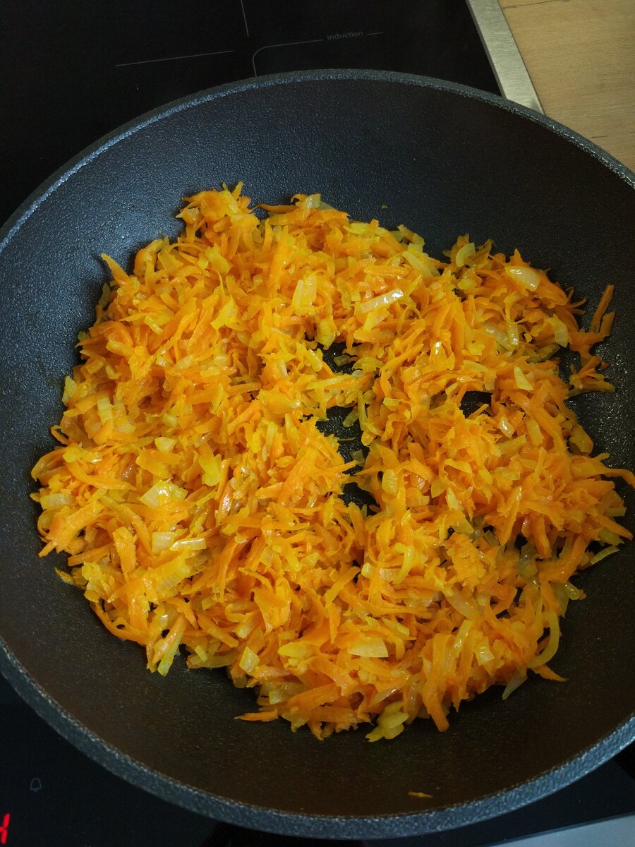 Лук и морковь обжарить