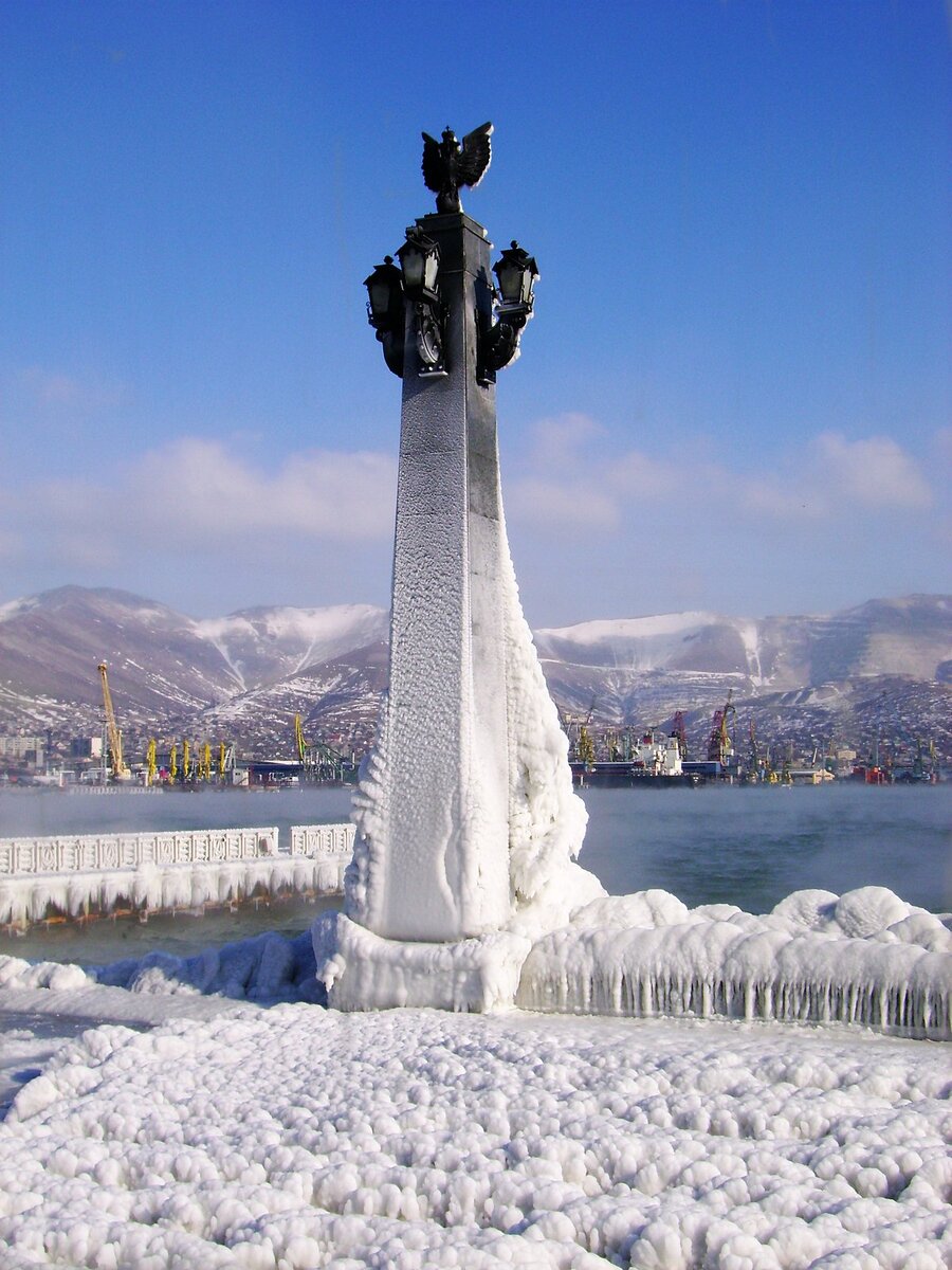 Памятники зимой. Новороссийск / Novorossiysk. Норд-ОСТ В Новороссийске зимой. Зима в Новороссийске. Новороссийск набережная Бора.