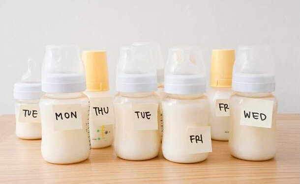 Для того, чтобы хранить материнское молоко надо приобрести специальные баночки. Они должны соответствовать всем правилам хранения детского питания.-2