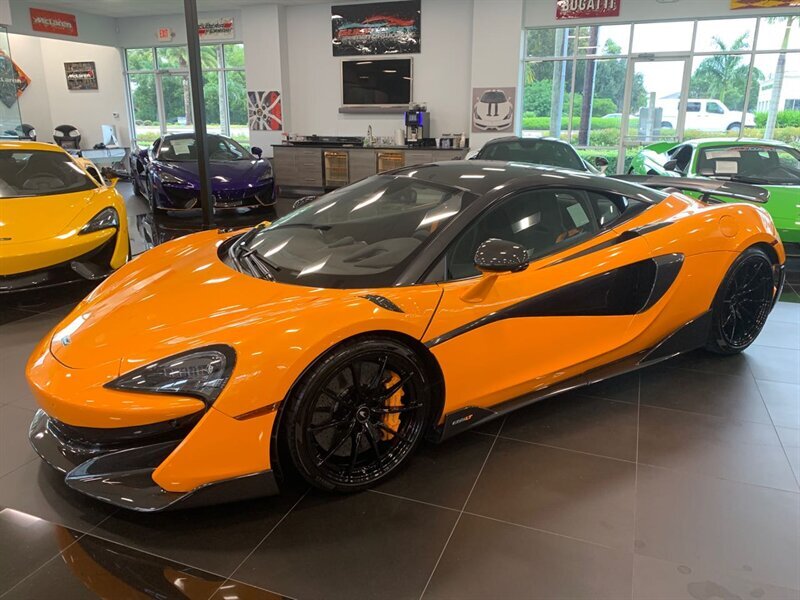 Почти копия прибывшего в Украину 600LT, не хватает лишь чёрных фирменных полос по центру от значка марки на капоте. 