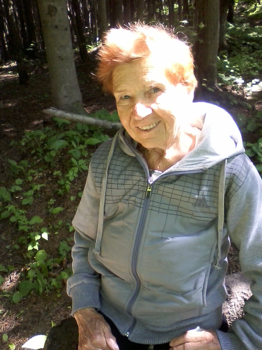 Анна Михайловна на прогулке летом в парке