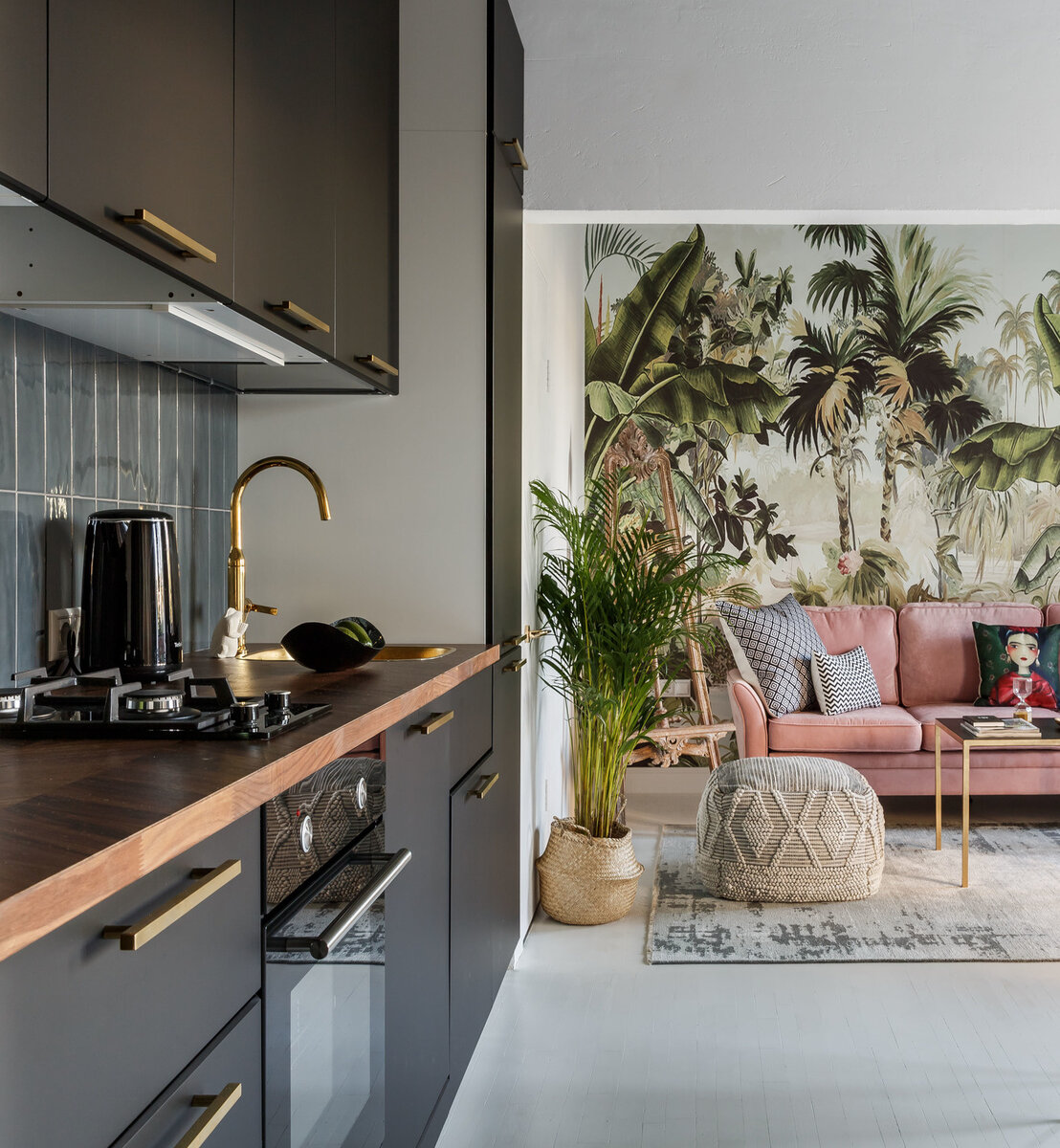 Старый паркет покрасили белой краской, а все остальное сделали заново. Кухня, ИКЕА.