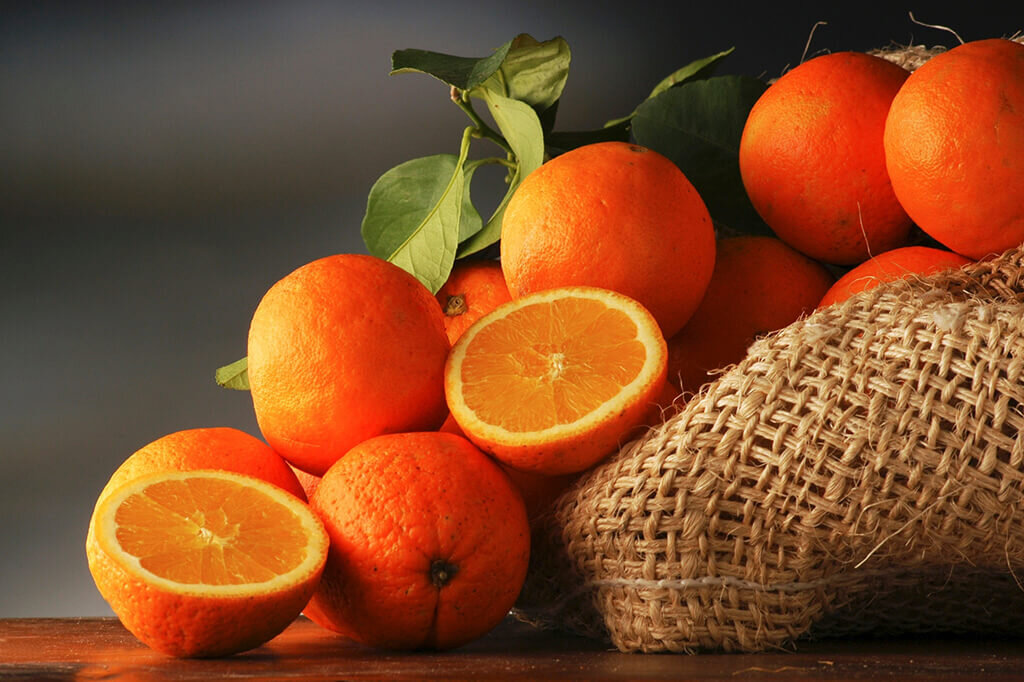  Калорийность апельсина Калорийность апельсина составляет 36 ккал на 100 грамм продукта. Белки, г:  0.9  Жиры, г:  0.2  Углеводы, г:  8.