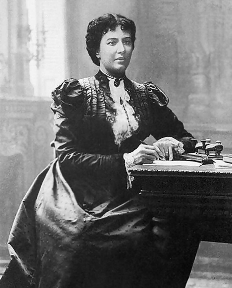 Софья Ковалевская (3 (15) января 1850 - 29 января (10 февраля) 1891)

Поступление женщин в высшие учебные заведения России было запрещено. Поэтому Ковалевская могла продолжить обучение только за границей, но выдавать заграничный паспорт можно было только с разрешения родителей или мужа. Отец не собирался давать разрешения, так как не хотел дальнейшего обучения дочери. Поэтому Софья организовала фиктивный брак с молодым учёным В. О. Ковалевским. Правда, Ковалевский не подозревал, что в итоге влюбится в свою фиктивную жену.

По правилам университета женщины не могли слушать лекции. Но Вейерштрасс, заинтересованный в раскрытии математических дарований Софьи, руководил её занятиями.

Она сочувствовала революционной борьбе и идеям утопического социализма, поэтому в апреле 1871 года вместе с мужем В. О. Ковалевским приехала в осаждённый Париж, ухаживала за ранеными коммунарами. Позднее принимала участие в спасении из тюрьмы деятеля Парижской коммуны В. Жаклара, мужа своей сестры-революционерки Анны.

В 1874 году Гёттингенский университет, по защите диссертации «Zur Theorie der partiellen Differentialgleichungen» (с нем. — «К теории дифференциальных уравнений в частных производных»), присвоил Ковалевской степень доктора философии.

В 1879 году Ковалевская на VI съезде естествоиспытателей и врачей в Санкт-Петербурге сделала сообщение «О приведении абелевских интегралов 3-го ранга к эллиптическим», в 1883 году — на VII съезде в Одессе. В 1881 году избрана в члены Московского математического общества (приват-доцент).