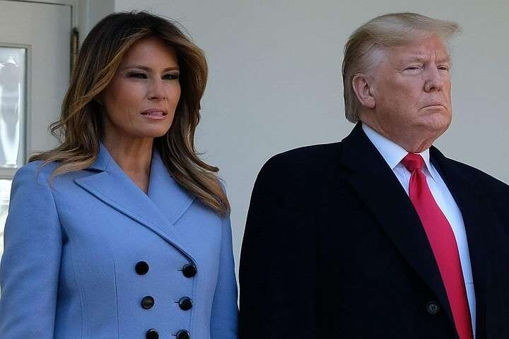 Россия Всего зафиксировано 1 194 643 случая заражения, из них новых — 9412 (их число превысило 9000 впервые с 1 июня). За сутки умерли 186 человек, за весь период — 21 077.
Введение нового локдауна сейчас не рассматривается, заявил пресс-секретарь президента РФ Дмитрий Песков.
Глава Минздрава назвал достаточным количество коек для пациентов с коронавирусом в России.
Средняя цена защитной маски с апреля по сентябрь упала в девять раз.
Москва
Всего зафиксировано 297 729 случаев заражения, из них новых — 2704 (максимум с 26 мая).
Столичные компании, оставившие сотрудников в офисах, могут получить штраф до 300 тыс. рублей. 
Мир
Всего зафиксировано более 34,2 млн случаев заражения, умерли более 1 021 763 человек (данные Университета Джонса Хопкинса).
Президент США Дональд Трамп и его супруга Меланья заразились коронавирусом. Глава государства "имеет слабо выраженные симптомы" и продолжает работать. Кандидат в президенты от демократов Джозеф Байден сдал тест. 
Власти ограничат въезд и выезд из Мадрида с 22:00 2 октября.
Медики проследили за тем, как в крови здоровых людей и носителей болезней легких меняется концентрация углекислого газа, и не нашли свидетельств того, что медицинские маски и респираторы ее увеличивают. 