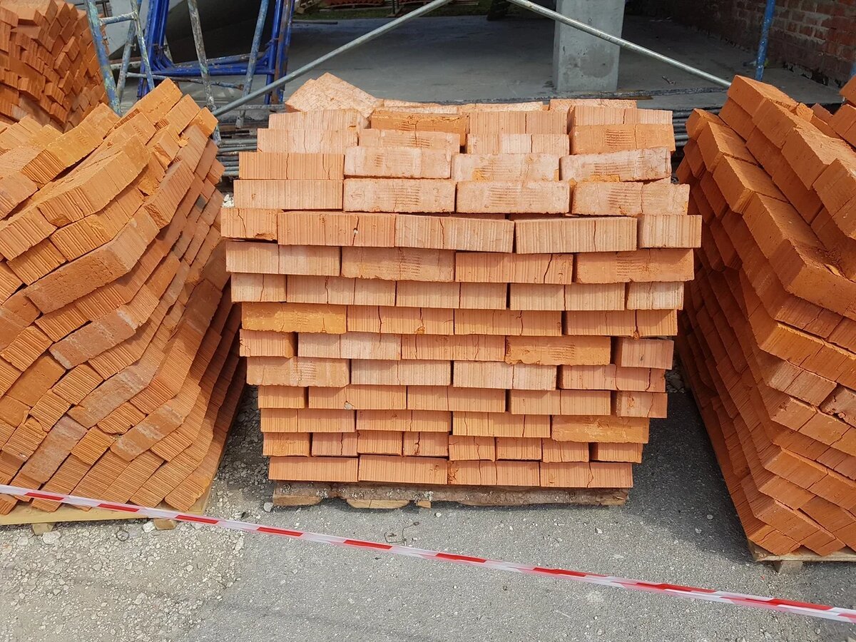 Кирпичи на строительной площадке