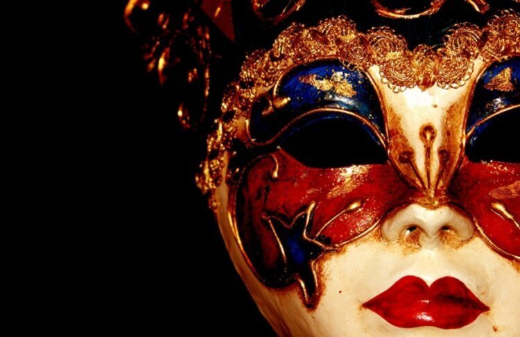 Уж поверьте, есть маски и пострашнее этой