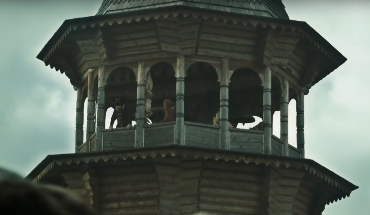 Кстати, боярину Мстиславу надо было очень сильно постараться упасть с такой колокольни, учитывая, что: а)  вокруг всей колокольни внизу широкая крыша, напоминающая шатер; б) это колокольня 16-17 века.