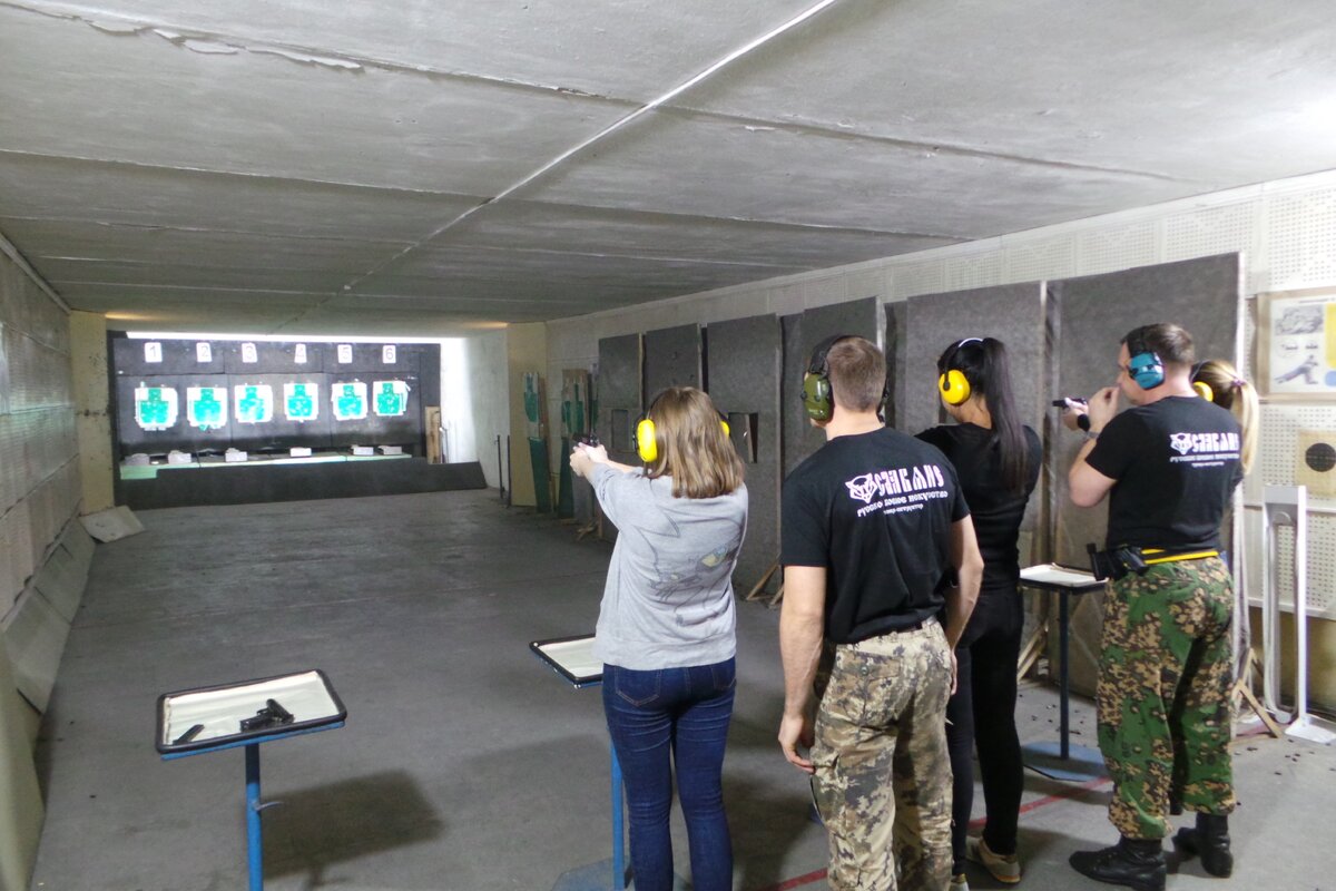 Стреляет женская группа "УЦСП "Славяне"