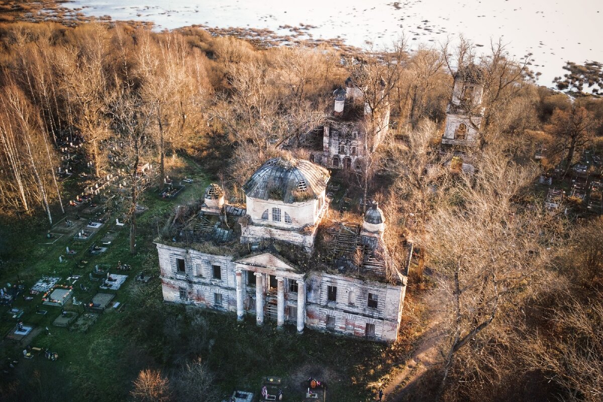 Смоленская церковь на переднем плане, на заднем - Троицкая