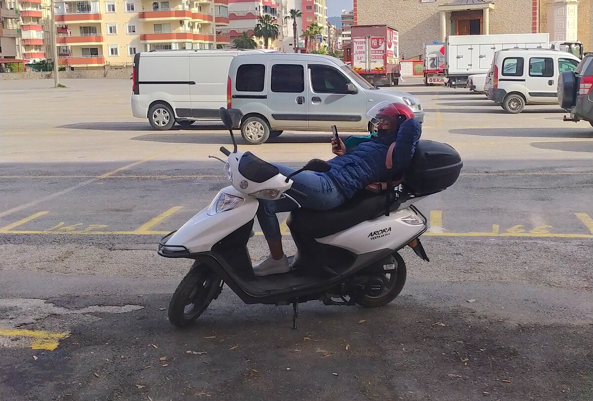 Юля ждет меня из магазина, на нашем новеньком скутере