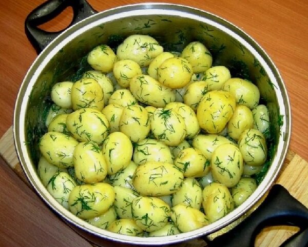 Способ приготовления молодой картошки с чесноком в духовке