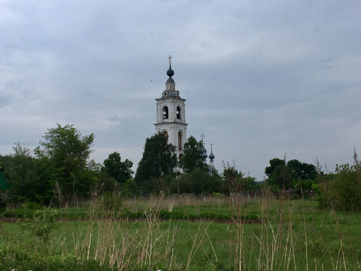 Высокую колокольню видно издалека 