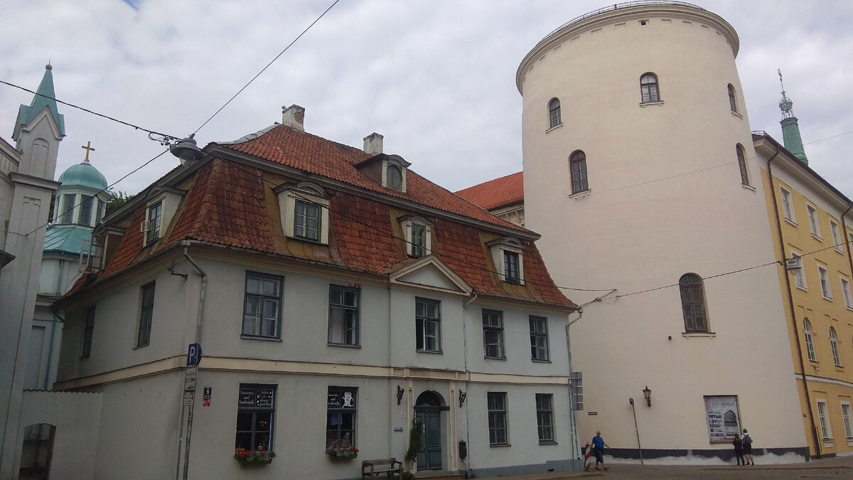 Вид с площади Пилс на круглую башню Рижского замка. Влево от башни - небольшая улочка Даугавас гатэ, по ней мы зашли в Старый город.