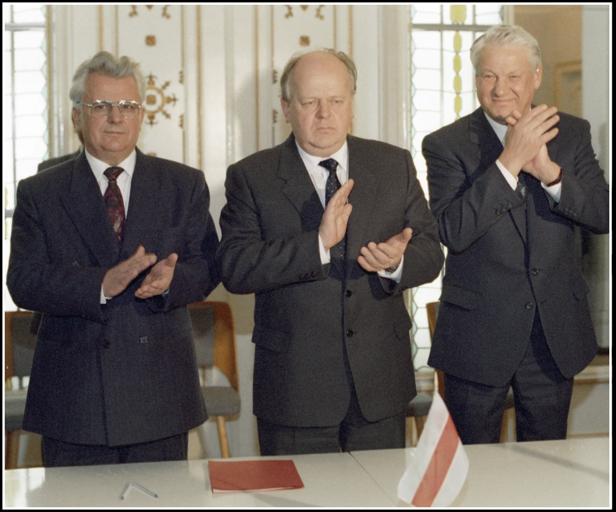 Кравчук, Шушкевич и Ельцин подписывают "Беловежские соглашения", которые ликвидируют СССР (изображение взято из открытых источников)