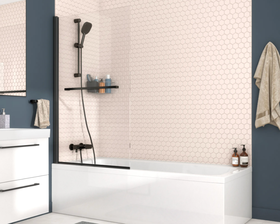 Ухаживать за такой ширмой проще, чем кажется: стекло имеет специальное водоотталкивающее покрытие, благодаря которому капли воды не удерживаются на поверхности, а быстро стекают вниз, не оставляя следа