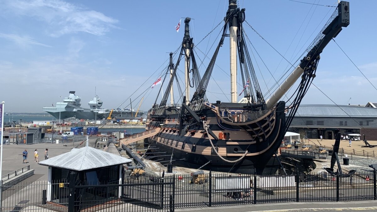 На фото: HMS Victory и HMS Queen Elizabeth на заднем фоне.