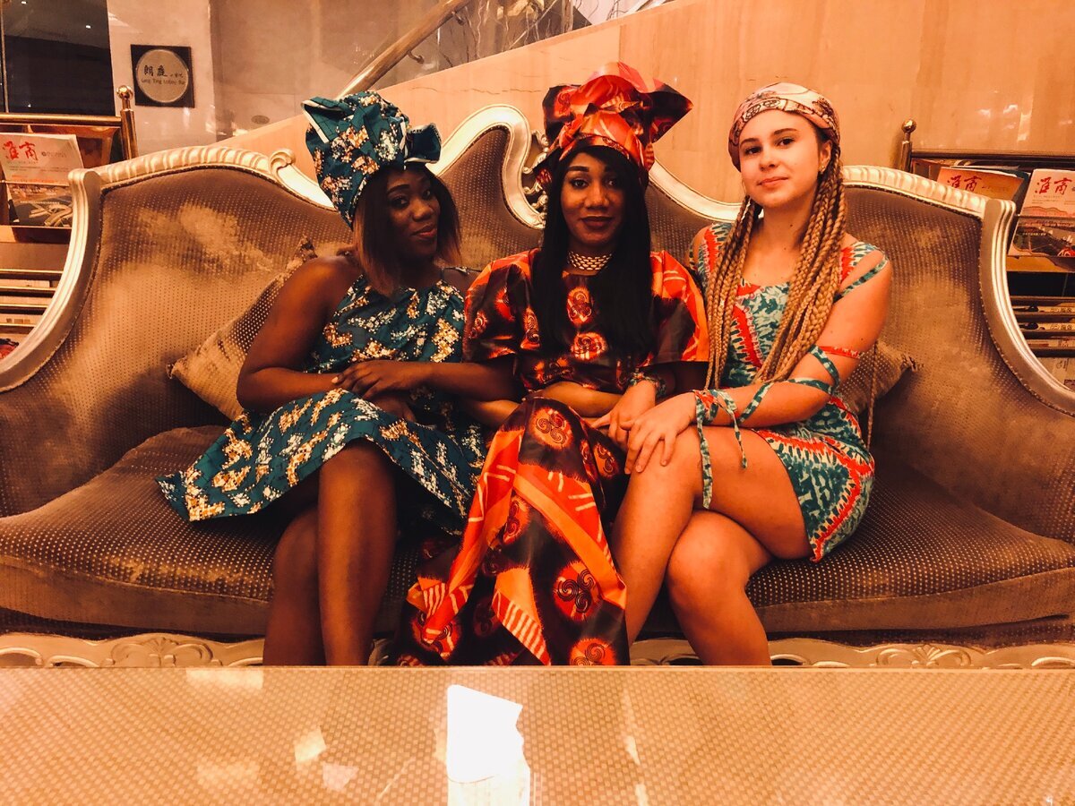 С подружками на фестивале культуры