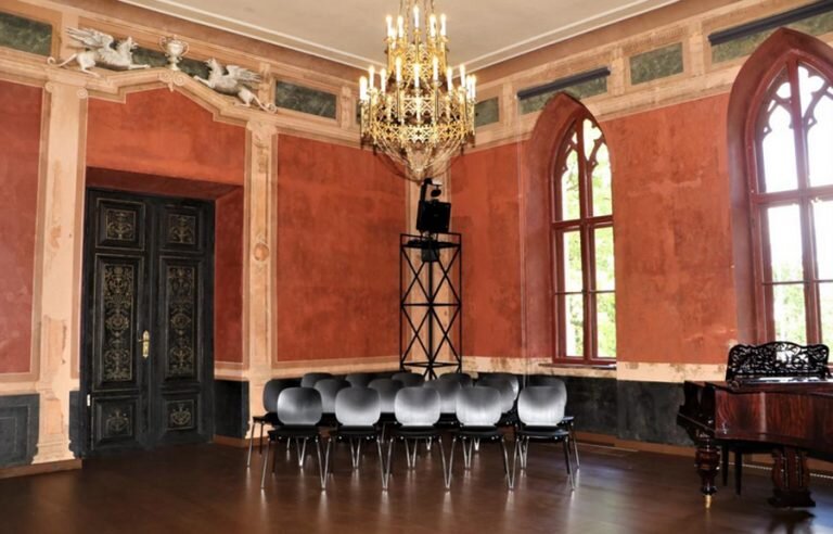 В галерее несколько фотографий музыкального салона. Фото из открытых источников.