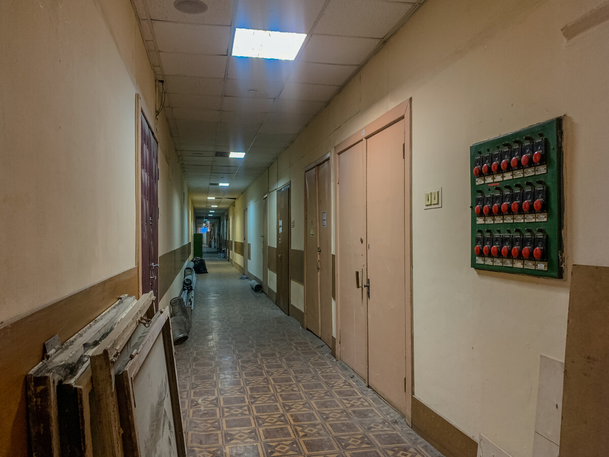 Внутри 16 корпуса все помещения были сданы под аренду, впрочем почти как и на всей территории НИИДАР. Листайте галерею.