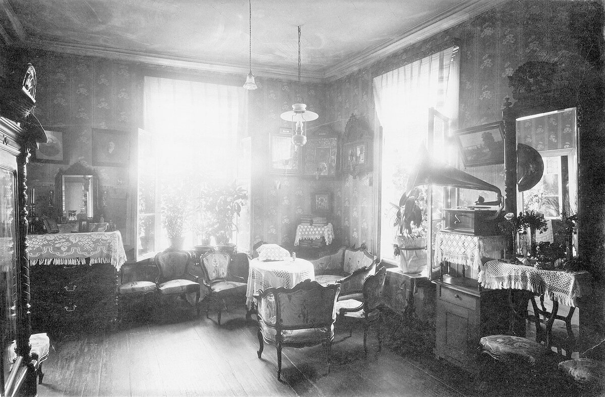 Как думаете, кто снимал эту квартиру? Здесь жила семья ломового извозчика. Выглядит вполне респектабельно. Конечно, не все горожане могли позволить себе такое комфортное и просторное жилье. Видимо, этот человек имел хороший доход. Большинство героев Достоевского жили куда скромнее.