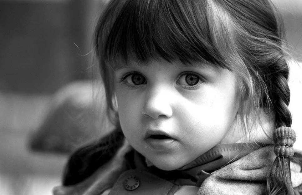 Дочка хочет играть. Девочка. Девочка с грустными глазами. Маленькая девочка с грустными глазами. Маленькие девчонки.