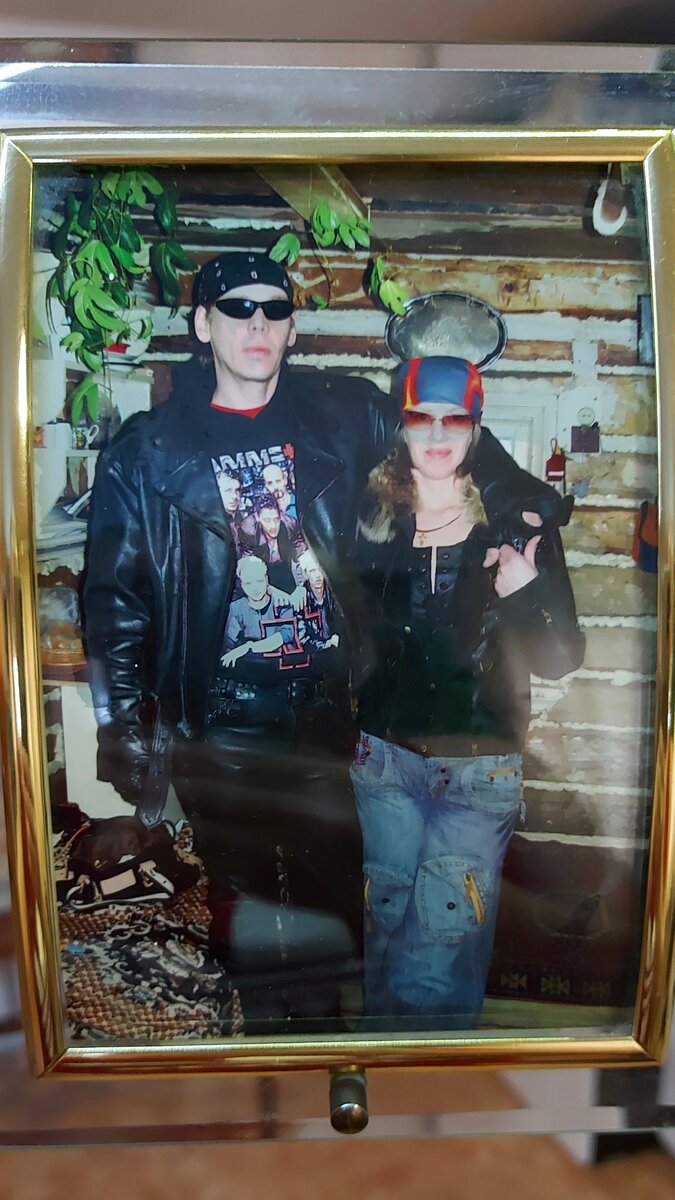 Фото стоит на почетном месте, и уже прикипело к рамочке)) Такие мы смешные))