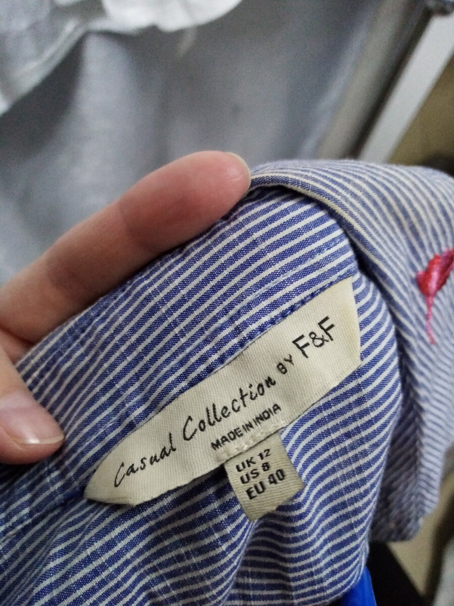 На этом фото немного видны пятна на воротнике...