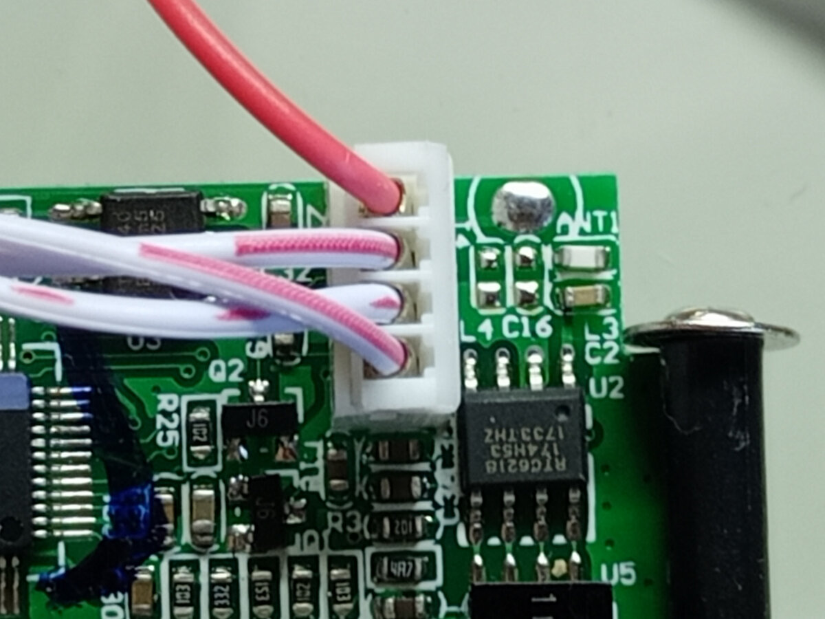 Это разъём аудиовыхода, сверху вниз: антенна, правый канал, общий, левый канал.