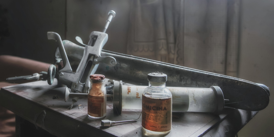 Жуткая мастерская, ощущение присутствия кого-то еще, портреты, картины, гипсовые скульптуры. Вилла забытого Рождества