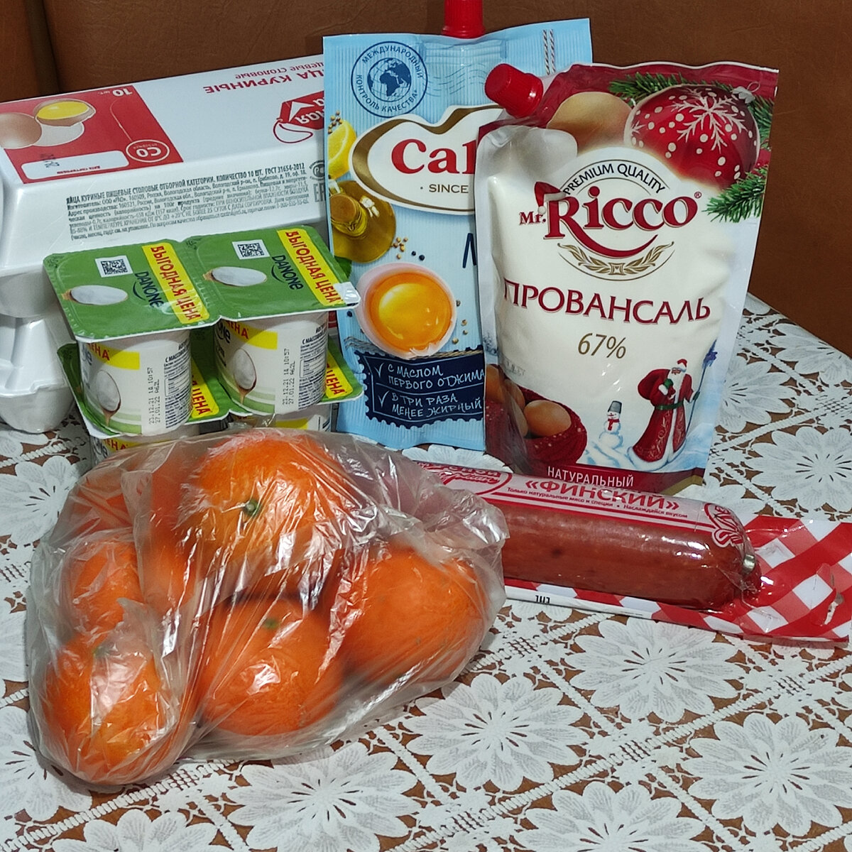 Кефир и молоко не стал покупать, т.к. старые. Овощи унылые, винограда киш-миш не оказалось. 