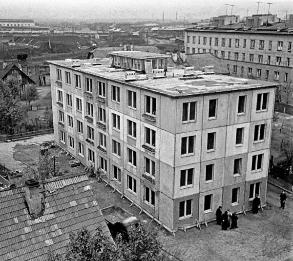 Экспериментальный жилой дом в Ленинграде, построенный в 1959 году по новым технологиям: его строительство начиналось с крыши.