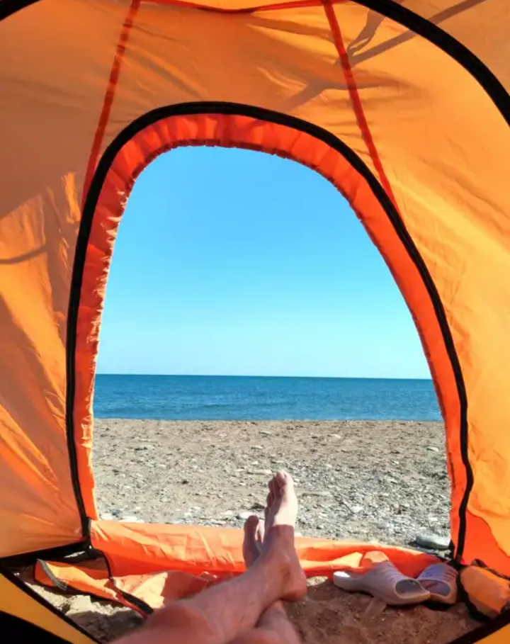 Палатка на берегу моря