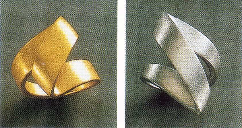 Эти два искусно изготовленных кольца сделаны так, чтобы они выглядели похожими на
ленты. Одно из них из палладиевое - из металла, нечасто используемого в ювелирном деле, а второе - золотое, что является более очевидным и традиционным выбором.