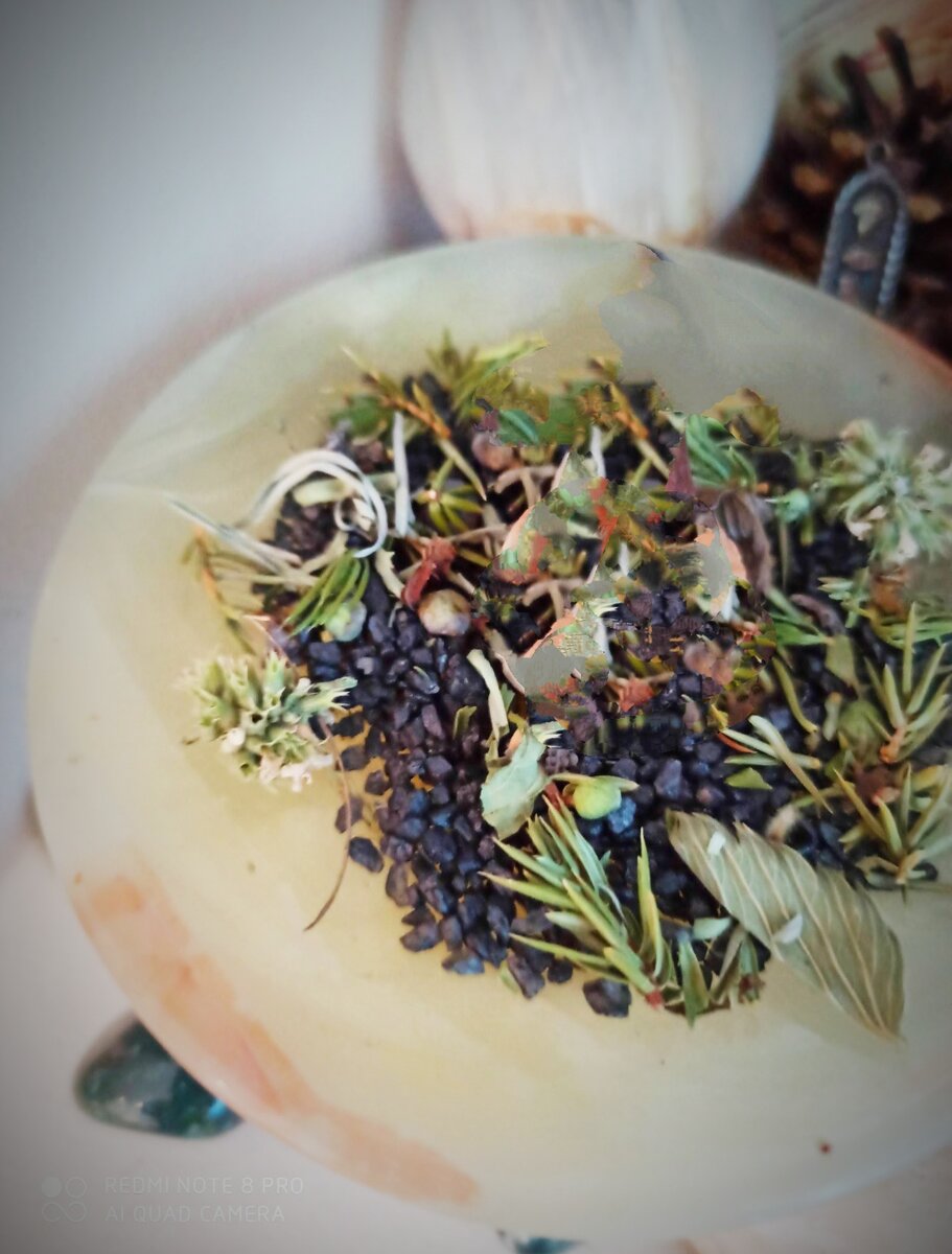 Фото автора статьи, смесь трав и черной соли на подставке из оникса