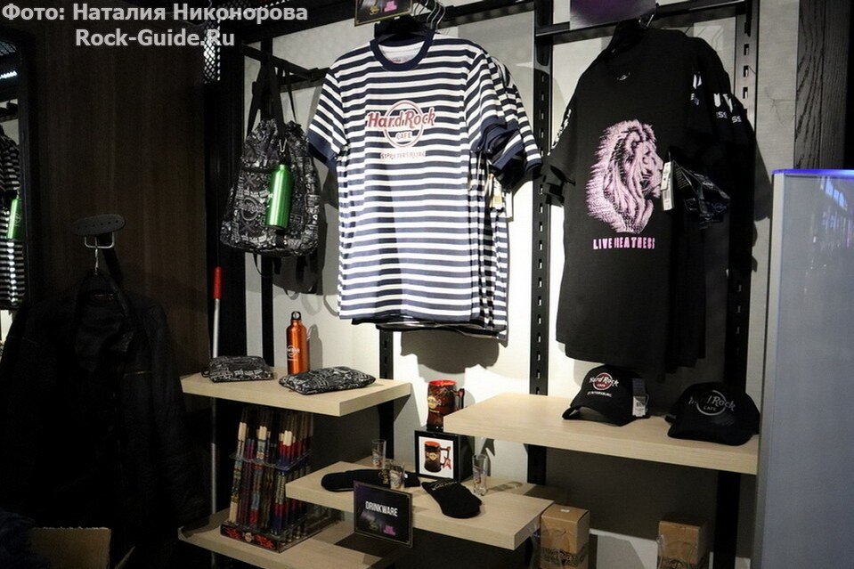 ROCK SHOP HARD ROCK CAFE в ТЦ "Галерея" (м. "Пл. Восстания"), источник: https://rock-guide.ru/post/61ae7c5d079a73046116fd89