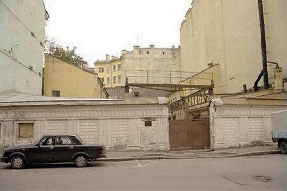 Каменная ограда дореволюционная, впрочем как и постройки во дворе.