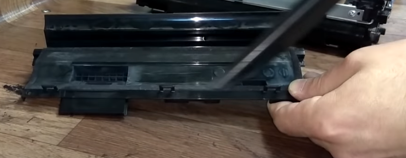 Очищение пылесосом от тонера внутренней и внешней части крышки