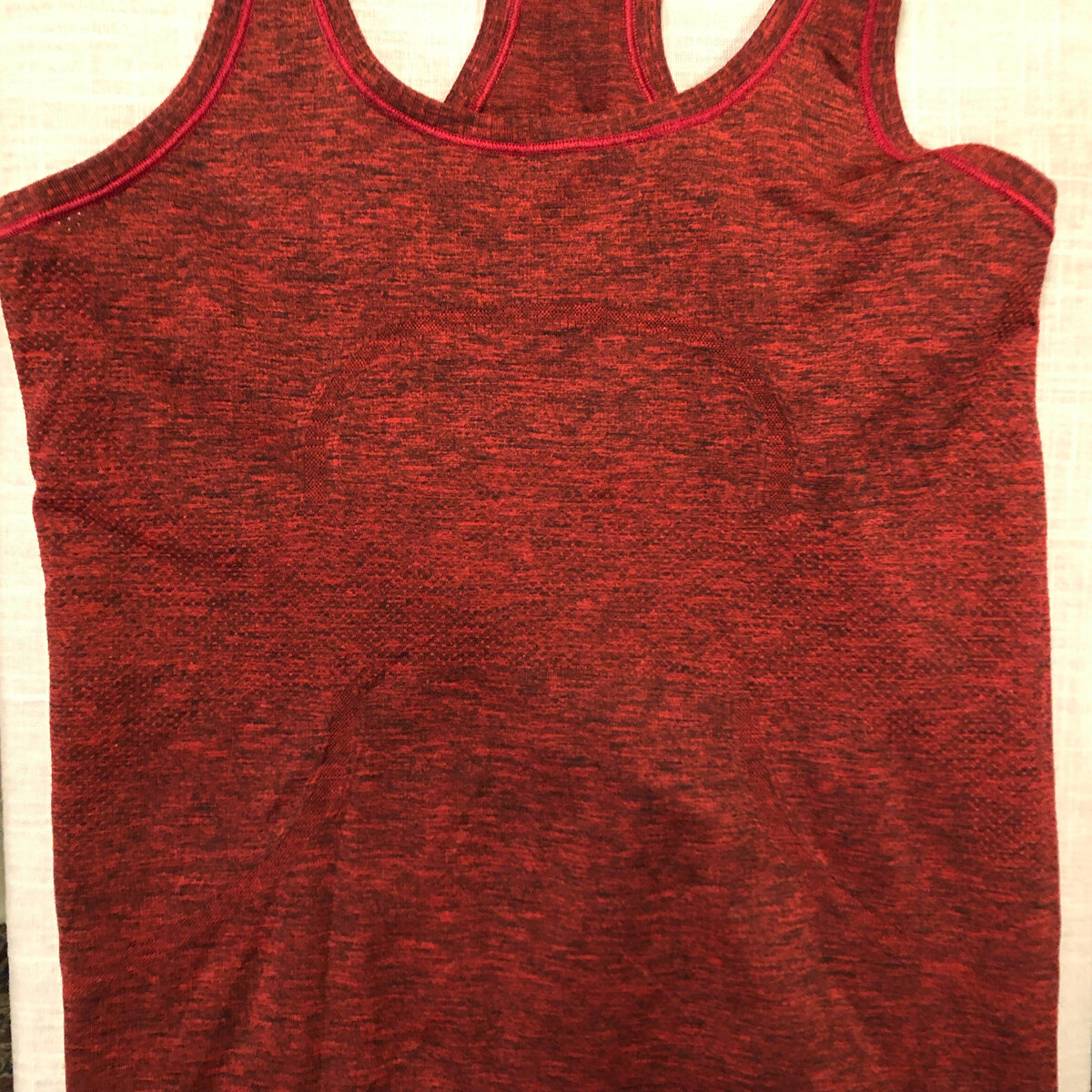 по бокам и центру можно увидеть микроперфорацию, которая обеспечивает вентиляцию